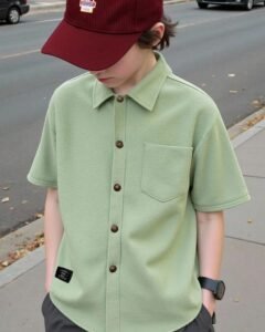 Camisa con diseño de parche de letra con bolsillo delantero