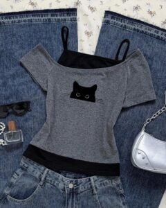 Camiseta de manga corta con estampado de gato negro asomándose
