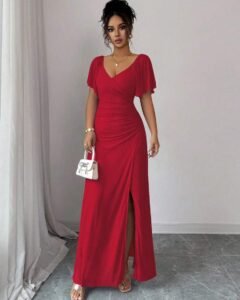Vestido rojo claro con cuello en V, mangas con volantes