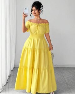 Vestido corto de manga corta con hombros descubiertos y cintura elástica