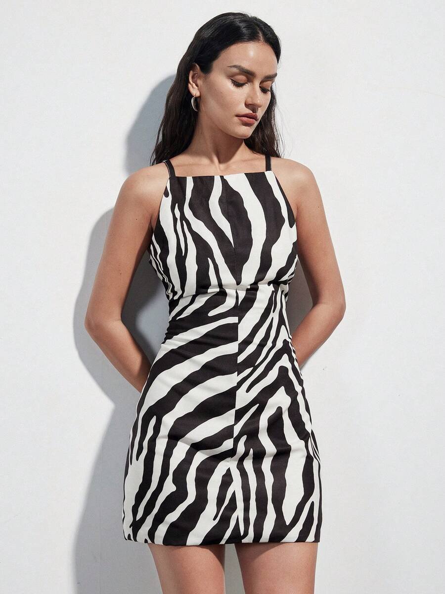 Vestido mini elegante de corte ceñido con estampado de cebra y hombros - Imagen 3