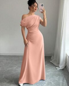 Vestido extra largo con hombro asimétrico y cintura fruncida