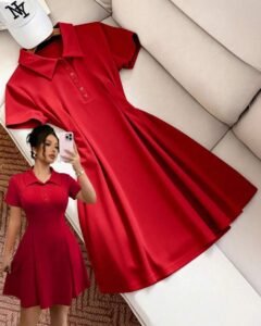 Vestido corto de manga corta con cuello polo y botones frontales