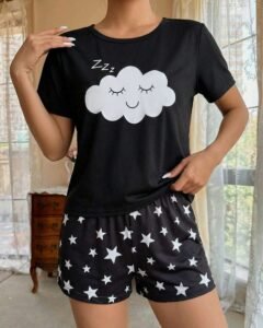 Conjunto de pijama cómoda y linda con estampado de nubes