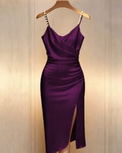 Vestido ajustado de color champán con cuello cruzado francés romántico