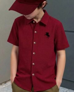 Camisa de manga corta con cuello polo minimalista y cómoda