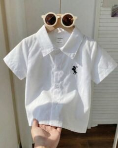 Camisa blanca de manga corta estampado de caballo