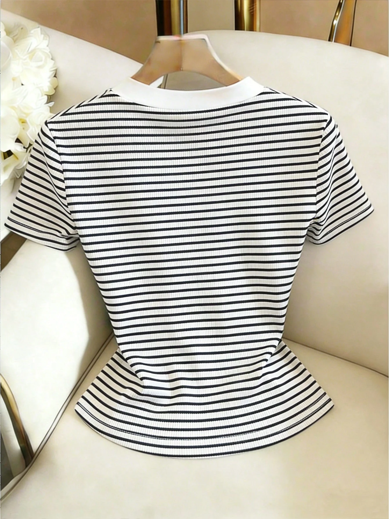 Blusa casual elegante de manga corta con cuello en V acanalado - Imagen 2