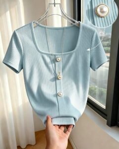 Camiseta elástica de manga corta con cuello cuadrado