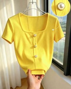 Camiseta elástica de manga corta con cuello cuadrado en color albaricoque sólido