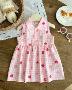 Vestido corto casual y lindo con estampado de fresa sin mangas
