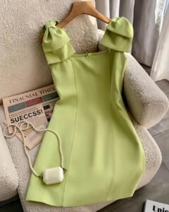 Vestido mini sin mangas de unicolor con decoración de lazo en el hombro