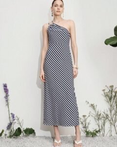 Vestido ajustado con hombros asimétricos y recortes a rayas
