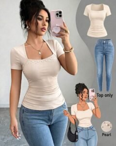 Blusa ajustada de manga corta con cuello cuadrado elegante