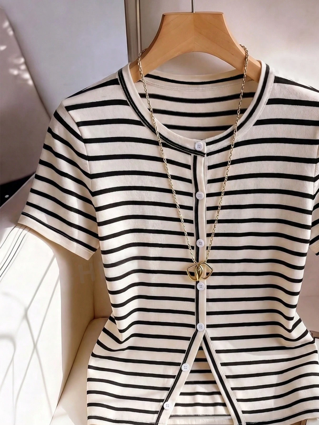 Camiseta corta de mujer de cuello redondo ajustada - Imagen 3