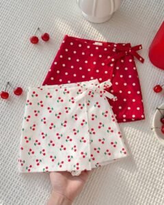 falda-pantalón con estampado de cerezas y puntos