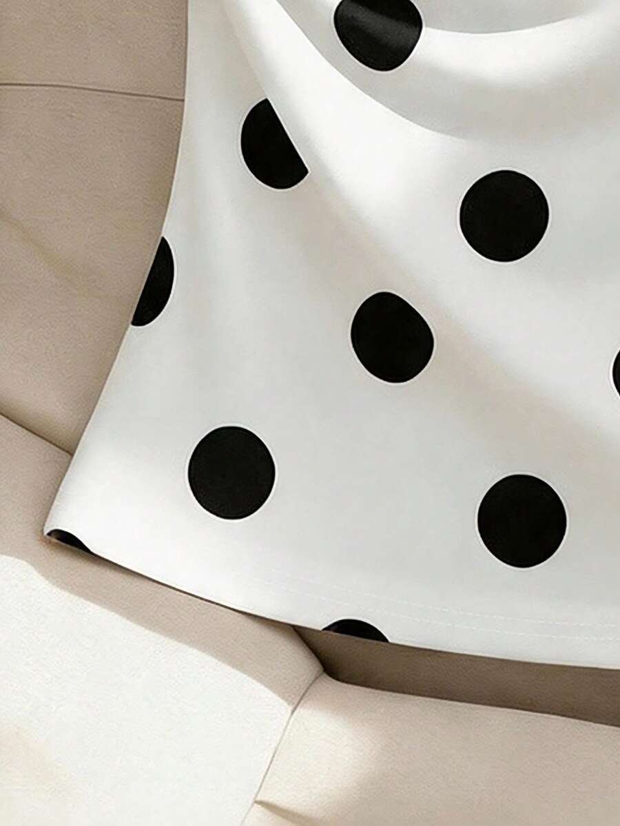 Blusa con cuello asimétrico y estampado de lunares elegante - Imagen 2