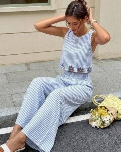 Top sin mangas y pantalones con estampado de rayas y flores