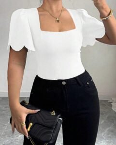 Camiseta ajustada con cuello cuadrado, volantes y mangas de pétalos