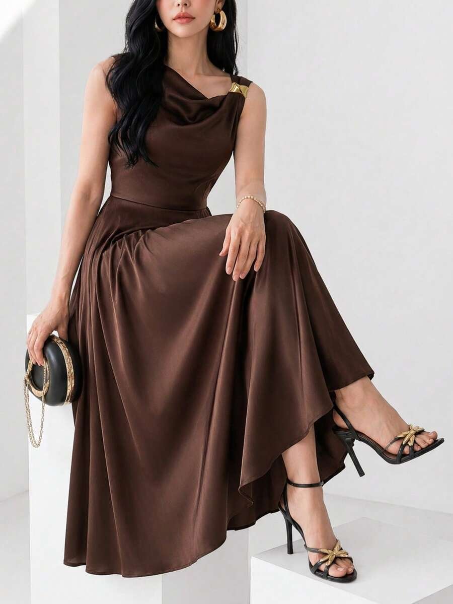 Vestido formal elegante de mujer con hebilla de metal y pliegues - Imagen 3