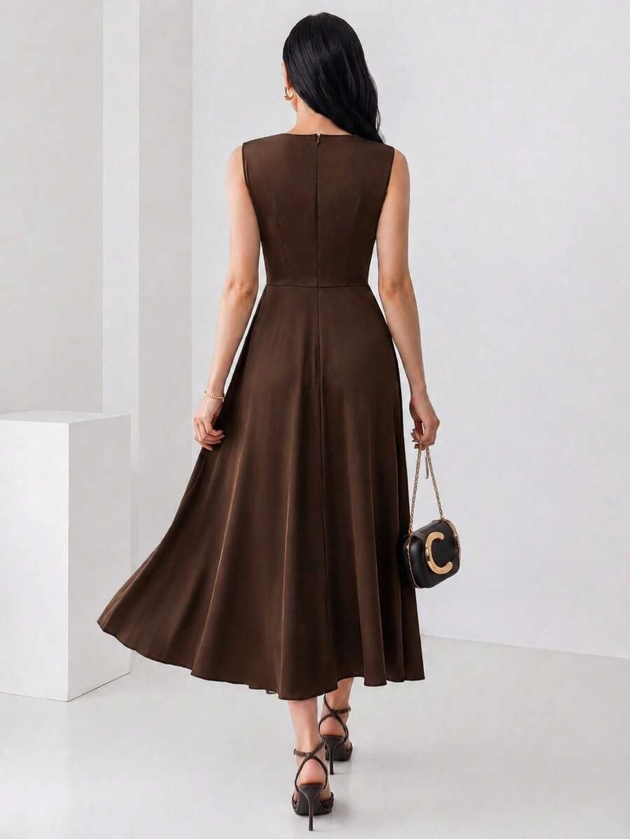 Vestido formal elegante de mujer con hebilla de metal y pliegues - Imagen 2