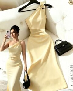 Vestido elegante de mujer de unicolor sin mangas con decoración metálica