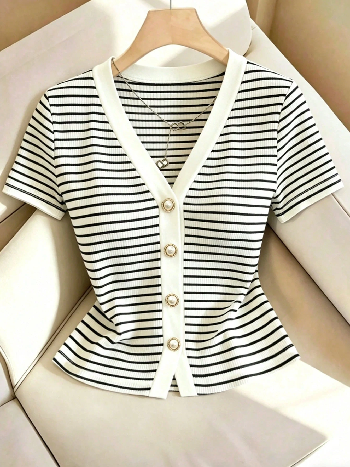 Blusa casual elegante de manga corta con cuello en V acanalado - Imagen 3
