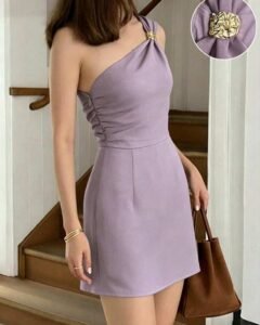 Vestido de moda nuevo con hombro asimétrico, decoración de metal y cintura plisada