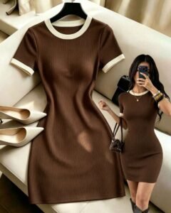 Vestido mini de punto acanalado ajustado y estilizante, de manga corta