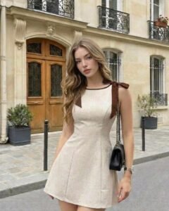 Vestido mini sin mangas con lazo en los hombros en tonos marrones