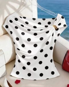 Blusa con cuello asimétrico y estampado de lunares elegante