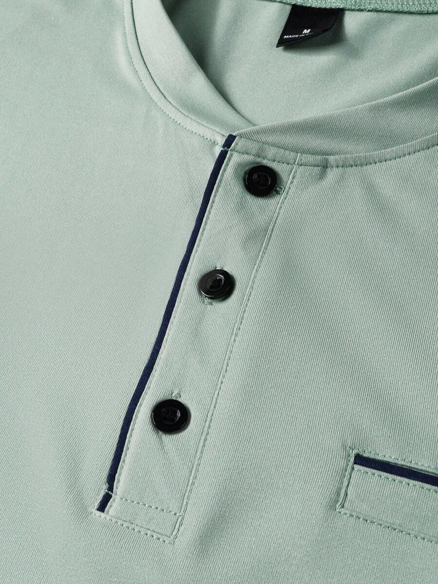 Camiseta verde de negocios con mangas cortas y detalles sutiles - Imagen 2