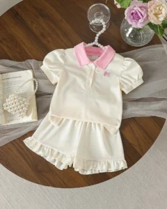 Camiseta de manga corta con cuello polo y shorts con volantes