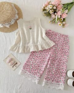 Top sin mangas con volantes y pantalones de pierna ancha con estampado