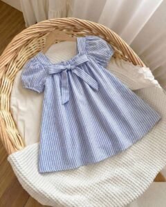 Vestido de manga corta con decoración de lazo a rayas azul y blanco