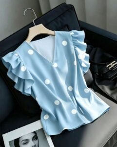 Blusa blanca casual y versátil con mangas acampanadas y volantes