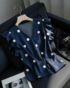 Blusa blanca casual y versátil con mangas acampanadas y volantes