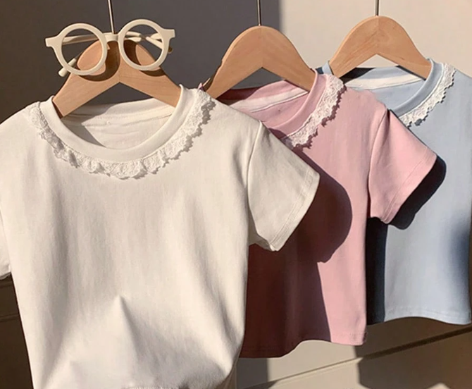 Top casual de manga corta con cuello Peter Pan de encaje