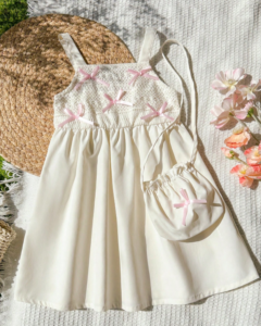 Vestido de niña con tirantes de malla y decoración de fresa de ganchillo