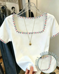 Camiseta de cuello cuadrado con bordado de conchas arcoíris