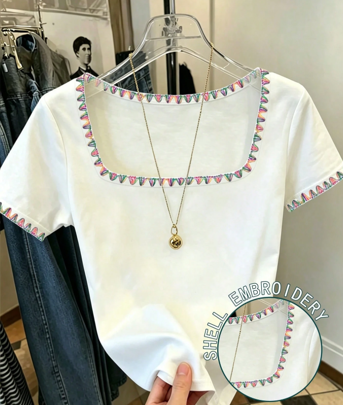 Camiseta de cuello cuadrado con bordado de conchas arcoíris
