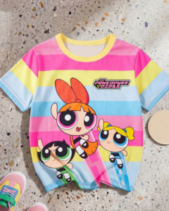 Camiseta de manga corta color rosa bebé a rayas con contraste