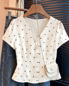 Blusa de mujer elegante y vintage con lunares y decoración de perlas