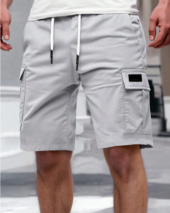 Pantalon corto cargo de unicolor con cintura elástica, cordón y bolsillos