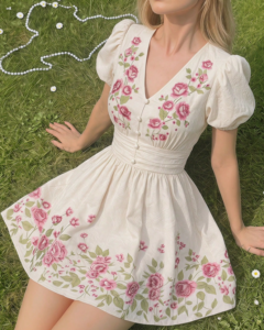 Vestido corto con cuello en V y cintura ceñida con estampado de albaricoque