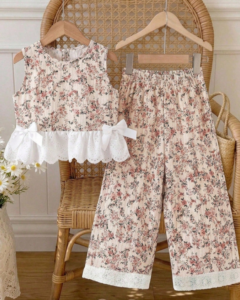 Top sin mangas con volantes de encaje calado con pantalones largos de encaje blanco