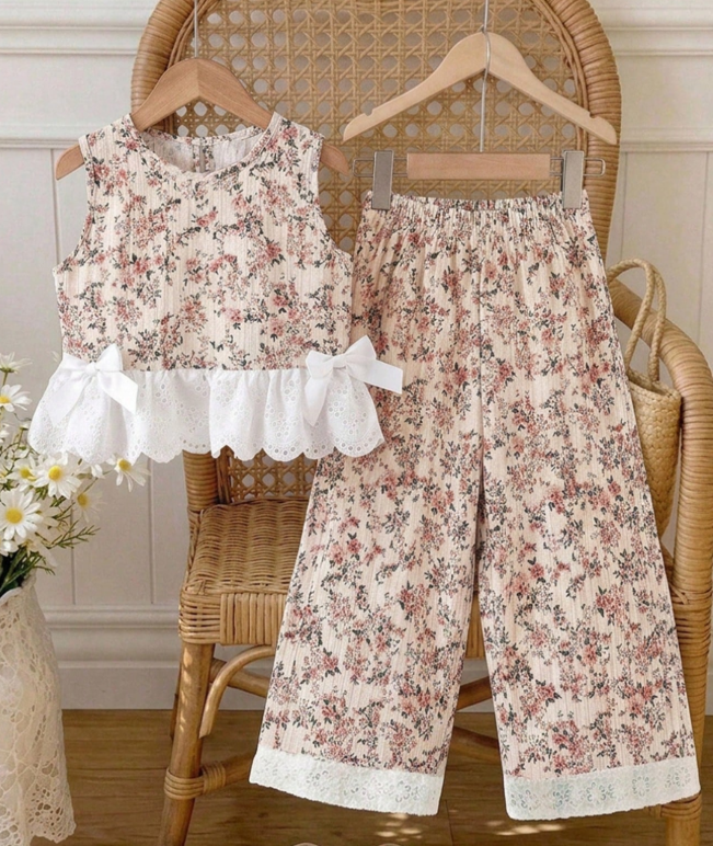 Top sin mangas con volantes de encaje calado con pantalones largos de encaje blanco