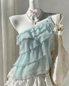 Top elegante con volantes en los hombros