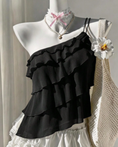 Top elegante con volantes en los hombros
