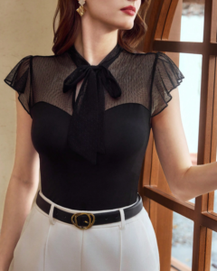 Blusa de manga con volantes negra de malla ajustada